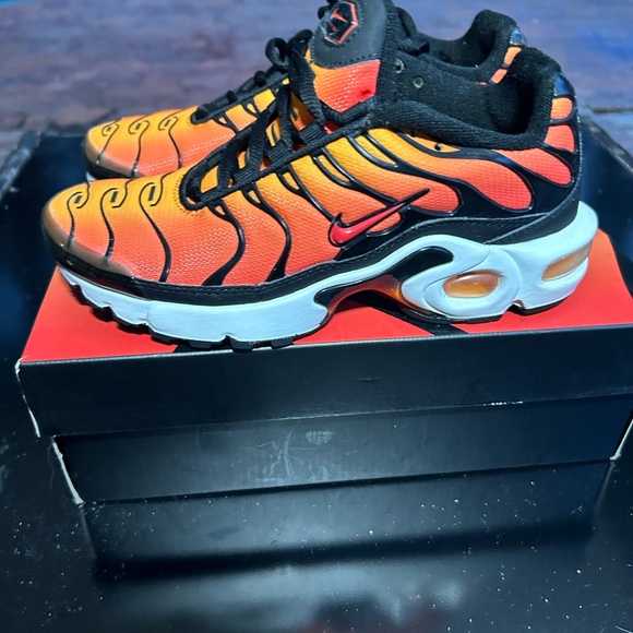 Nike Air Max Plus BV7426-001 Black Orange Red GS  Size 4Y - Picture 5 of 9